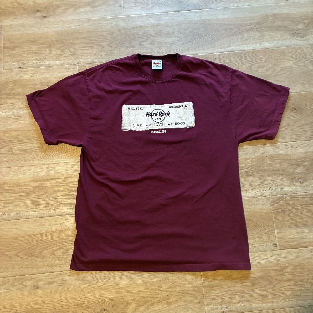 90s Hard Rock Cafe Berlin graphic embroidery dark red t shirt men’s XL Authentic